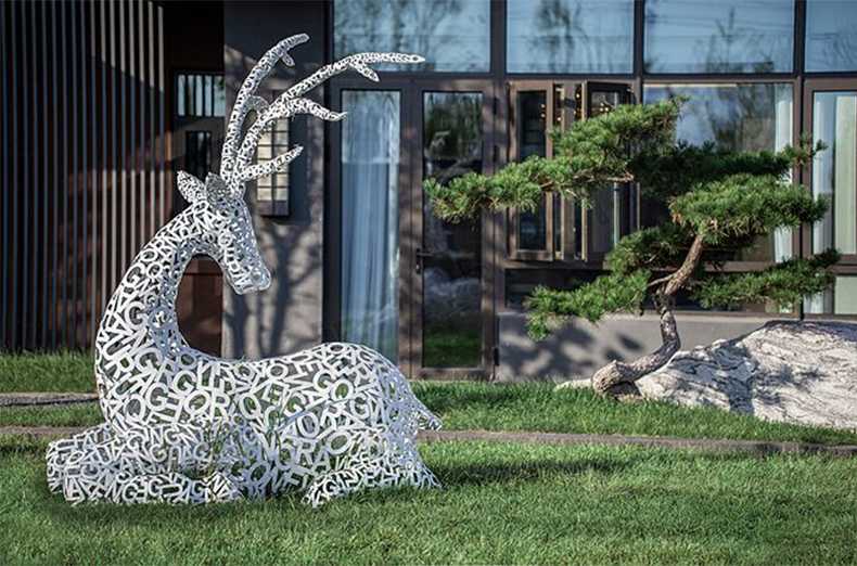 不銹鋼鹿,不銹鋼鏤空鹿,鏤空鹿景觀(guān)擺件,鏤空鹿雕塑,河北不銹鋼鹿廠(chǎng)家.jpg